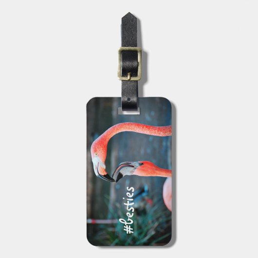 Pink Flamingos Foto Besties Script Stilvoll modern Gepäckanhänger (Vorderseite vertikal)