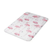 Pink Flamingos Gray Polka Dots Chic Tropical Badematte (Schrägansicht)