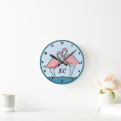 Pink Flamingos Monogram Art oder Custom Foto Wall Runde Wanduhr (Zuhause)