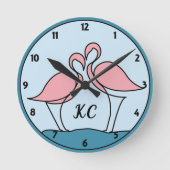 Pink Flamingos Monogram Art oder Custom Foto Wall Runde Wanduhr (Vorderseite)