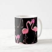 Pink Flamingos: Schwarzer Hintergrund Vintag Kaffeetasse (VorderseiteRechts)