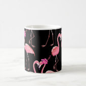Pink Flamingos: Schwarzer Hintergrund Vintag Kaffeetasse (Mittel)