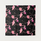 Pink Flamingos: Schwarzer Hintergrund Vintag Wandteppich (Vorderseite (Horizontal))