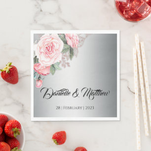 Pink Floral Bouquet auf luxuriöse Silberhochzeit Serviette