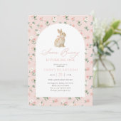 Pink Floral Bunny 1st Birthday Einladung (Stehend Vorderseite)