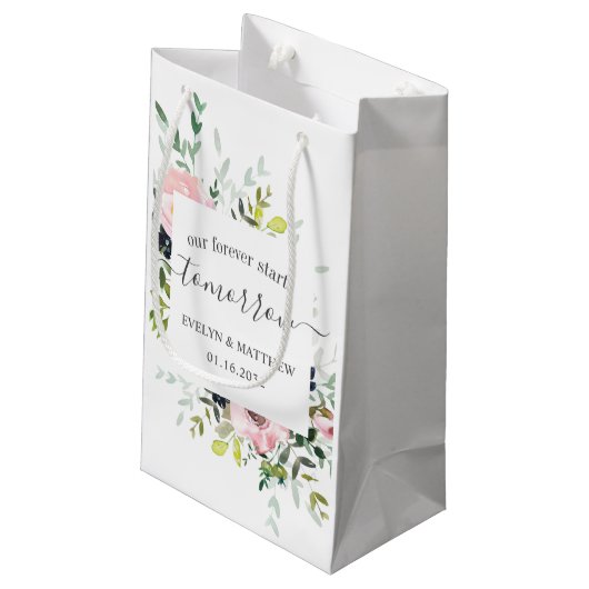 Pink Floral Forever fängt morgen Probe an Kleine Geschenktüte (Rückseite Schrägansicht)