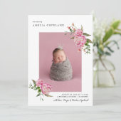 Pink Floral Girl Baby Foto Geburtsankündigung Ankündigung (Stehend Vorderseite)