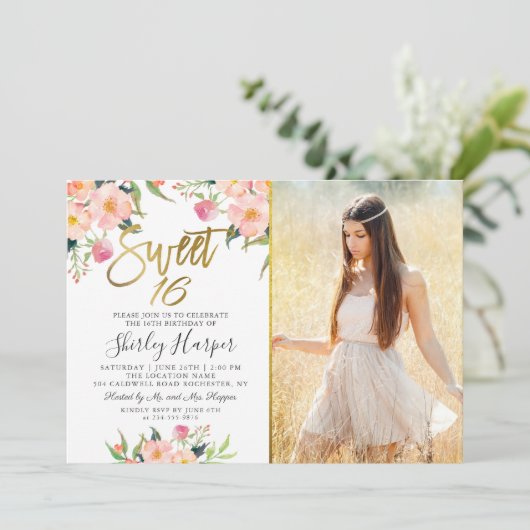 Pink Floral Gold Script Sweet 16 Birthday Foto Einladung (Stehend Vorderseite)