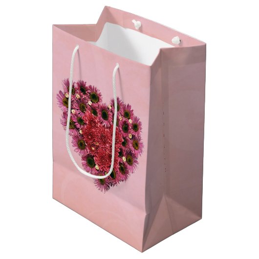 Pink Floral Herzkranz Mittlere Geschenktüte (Vorderseite Schrägansicht)