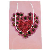 Pink Floral Herzkranz Mittlere Geschenktüte (Vorderseite)