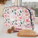 Pink Floral Mit Monogramm Kosmetiktüte Waschbeutel<br><div class="desc">Die Kosmetiktüte in rosa Blumenmuster ist mit Ihren Monogramm-Initialen vorne versehen. Diese Tasche ist mit einer Tiefe von 9, 5" x 7" x 5" und einem Volldruck auf Polyesterpoplin gefertigt. Die Reißverschlusstasche ist 8" breit und 5" tief, plus zwei Maschentaschen, einer Reißverschluss, einer Gummizug. Der Tragegriff am Ende kann auch...</div>
