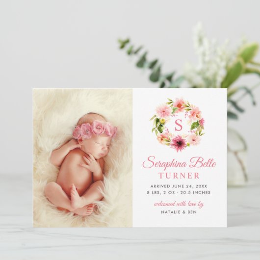 Pink Floral Monogram Wreath Baby Girl Foto Birth Ankündigung (Stehend Vorderseite)