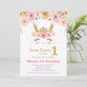Pink Floral Niedlich Bunny Rabbit 1. Geburtstag Einladung (Stehend Vorderseite)