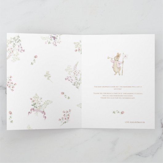 Pink Floral Peter die Rabbit Monogram Babydusche Dankeskarte (Innenseite)