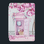 Pink Floral Phone Booth Personalisiert iPad Mini Hülle<br><div class="desc">Dieses schöne iPad-Cover verfügt über einen rosa Telefonkabine,  die in Blume mit einem nahegelegenen Baum geschmückt ist,  der rosa Blüten auf dem Boden abtropft. Sie können mit Ihrem Namen personalisieren.</div>