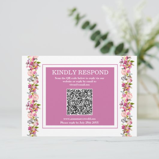 Pink Floral QR Code RSVP Karte (Stehend Vorderseite)
