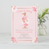 Pink Floral Rose Gold Girl's First Birthday Party Einladung (Stehend Vorderseite)