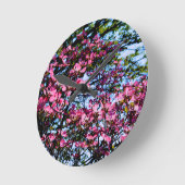 Pink flowering Dogwood tree Runde Wanduhr (Winkel)