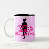 Pink Focus Glaube atmen Zweifarbige Tasse (Links)