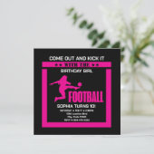 Pink Football Player Girl, Birthday Girl Team Einladung (Stehend Vorderseite)