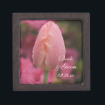 Pink Garden Tulip Spring Wedding Schachtel<br><div class="desc">Die hübsche Pink Garden Tulip Hochzeitsfeier mit den persönlichen Namen der Braut und des Bräutigams und März, April oder Mai Frühjahrsfeiertag, um ein Sake Geschenk für die Braut oder ihre Brautjungfrauen und Brautparty zu schaffen. Diese elegante Hochzeitskiste mit botanischem Schmuckstück zeigt ein nahes Blumenfoto einer rosa Tulpenblüte mit winzigen Wassertropfen...</div>