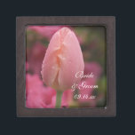 Pink Garden Tulip Spring Wedding Schachtel<br><div class="desc">Die hübsche Pink Garden Tulip Hochzeitsfeier mit den persönlichen Namen der Braut und des Bräutigams und März, April oder Mai Frühjahrsfeiertag, um ein Sake Geschenk für die Braut oder ihre Brautjungfrauen und Brautparty zu schaffen. Diese elegante Hochzeitskiste mit botanischem Schmuckstück zeigt ein nahes Blumenfoto einer rosa Tulpenblüte mit winzigen Wassertropfen...</div>