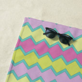 Pink-Gelb-Aqua-Geometrie-Muster Personalisiert Strandtuch (Beispiel)
