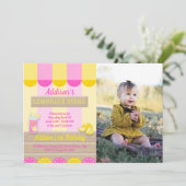 Pink-Gelb-Limonade-Stand Erster Geburtstag-Foto Einladung (Stehend Vorderseite)