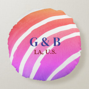 Pink gelber Regenbogen fügt Namen des Paares Ort S Rundes Kissen