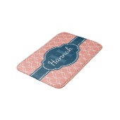 Pink Geometric Diamond Muster Blue Monogram Badematte (Schrägansicht)