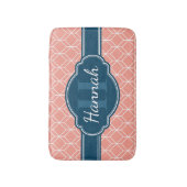 Pink Geometric Diamond Muster Blue Monogram Badematte (Vorderseite Vertikal)