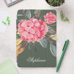 Pink Geranium Garden Green iPad Mini Hülle<br><div class="desc">Das Cover besticht durch eine lebendige rosa Geranine-Blume auf grünem Hintergrund und die Frische eines blühenden Gartens. Der auffallende Kontrast und die aufwändige Detaillierung machen Ihr iPad Mini zu einem echten Kunstwerk: Fügen Sie Ihren Namen, Ihr Monogramm oder eine sinnvolle Inschrift hinzu, um dieses Cover einzigartig zu machen. Ob Sie...</div>