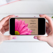 Pink Gerber Daisy auf Tan-Brautparty Einladung