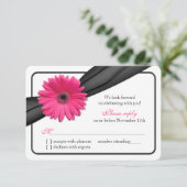 Pink Gerber Daisy Black Ribbon Wedding RSVP (Stehend Vorderseite)