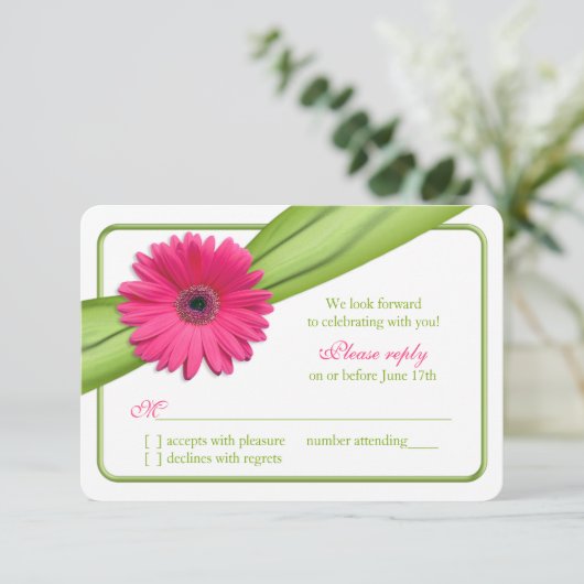 Pink Gerber Daisy Green Ribbon Wedding RSVP (Stehend Vorderseite)