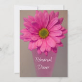 Pink Gerber Daisy in Vase Wedding Probe Dinner Einladung (Vorderseite)