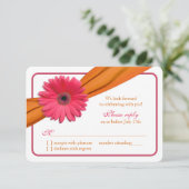 Pink Gerber Daisy Orange Ribbon Wedding RSVP (Stehend Vorderseite)