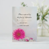 Pink Gerber Daisy und Buttons Hochzeit RSVP Karte (Stehend Vorderseite)