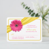 Pink Gerber Daisy Yellow Ribbon Wedding RSVP Karte (Stehend Vorderseite)