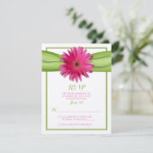 Pink Gerbera Daisy Green Ribbon Wedding RSVP Karte (Stehend Vorderseite)