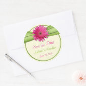 Pink Gerbera Daisy Green Wedding Save the Date Runder Aufkleber (Umschlag)