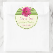 Pink Gerbera Daisy Green Wedding Save the Date Runder Aufkleber (Tasche)