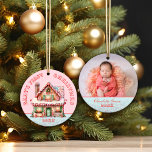 Pink Gingerbread House Baby's First Christmas Keramik Ornament<br><div class="desc">Mit diesem zauberhaften,  rosa pastellfarbenen Lebkuchengebäck aus dem ersten Weihnachtsschmuck des Babys fügen Sie Ihrem Urlaubsstil die perfekte Touch hinzu. Passen Sie sich mit Ihrem eigenen Foto und Text an.</div>