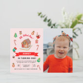 Pink Gingerbrett Haus Weihnachten Erster Geburtsta Einladung (Stehend Vorderseite)