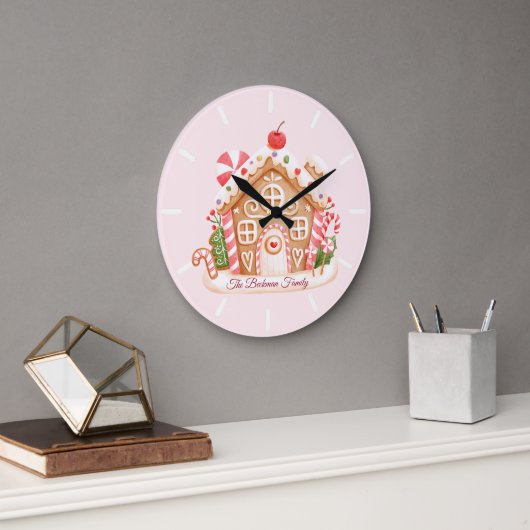 Pink Gingerbrot House Holiday Familienname Große Wanduhr (Büro)