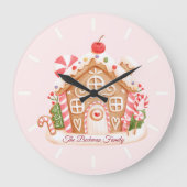 Pink Gingerbrot House Holiday Familienname Große Wanduhr (Vorderseite)