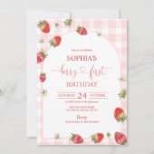 Pink Gingham Berry First Birthday 1st Birthday Einladung (Vorderseite)
