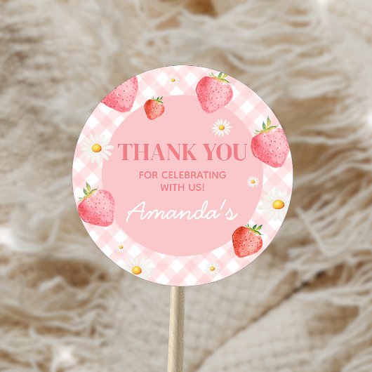 Pink Gingham Berry First Birthday Party Runder Aufkleber