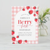 Pink Gingham Berry First Birthday Strawberry Girl Einladung (Stehend Vorderseite)