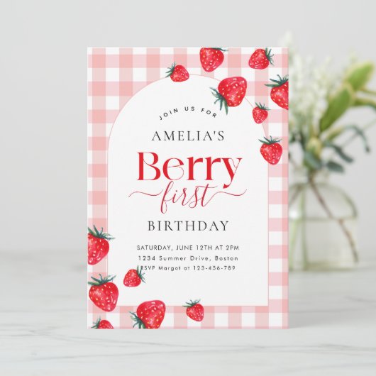 Pink Gingham Berry First Birthday Strawberry Girl Einladung (Stehend Vorderseite)